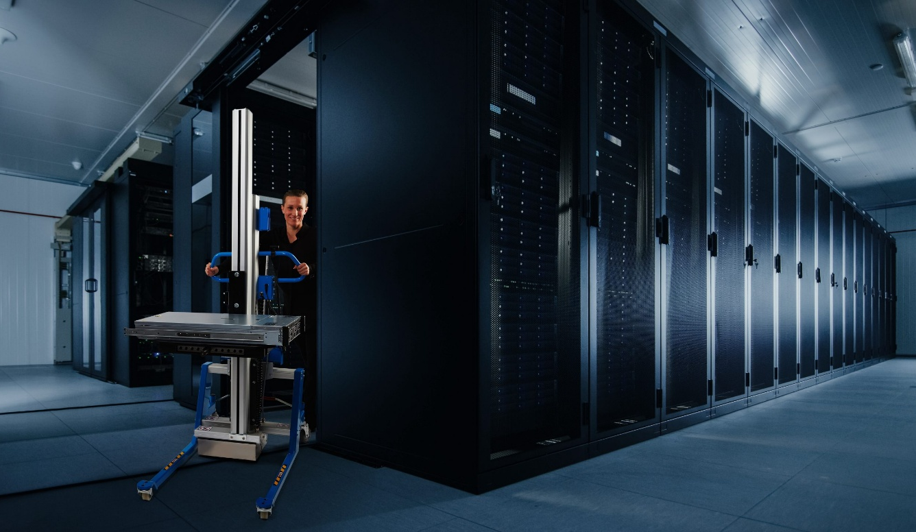175 kg server handling with controlled positioning